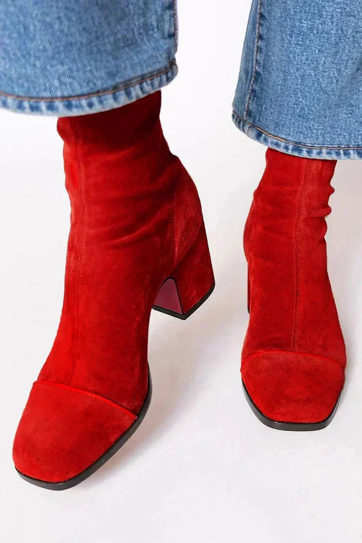 Alma – Veloursleder-Stiefelette mit Absatz