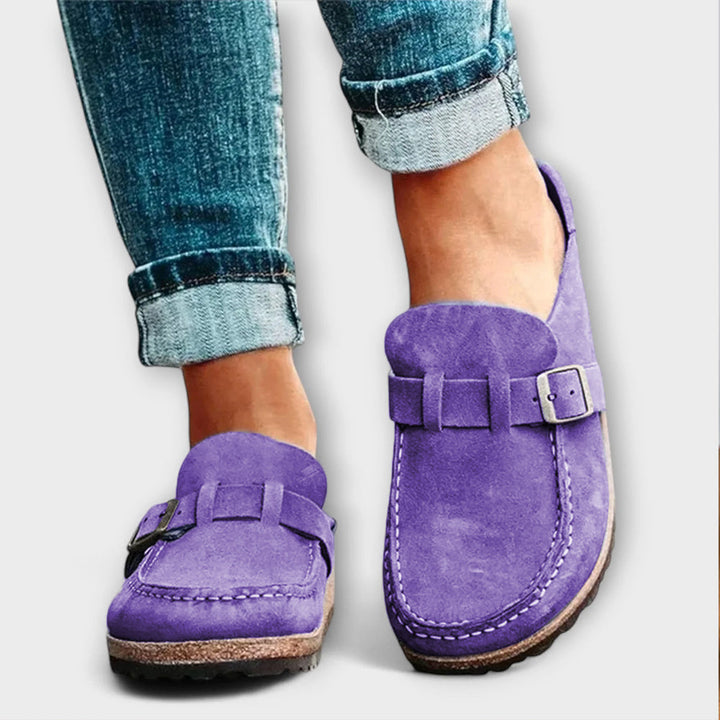 Mechthild – Lila Wildleder-Clogs mit Schnälle