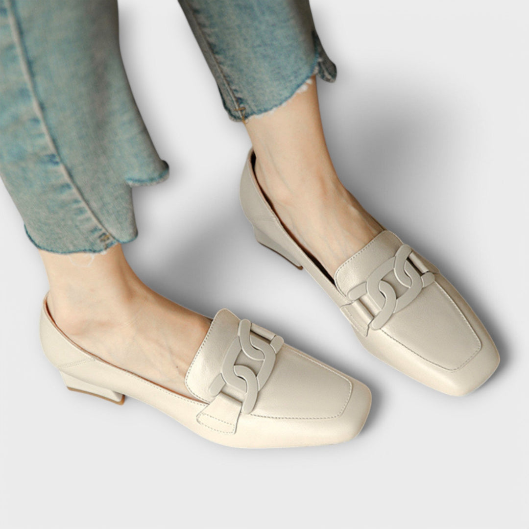 Mechtraud – Crème-Loafer mit Schnälle
