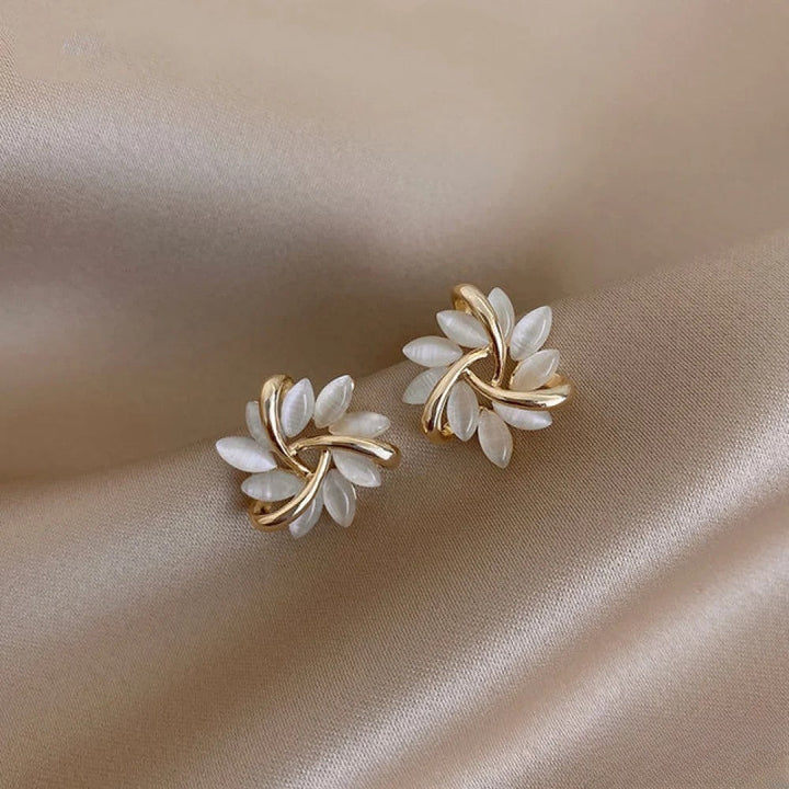 Eleganti goldfarbigi mit exquisite Opal-Blüete-Motive
