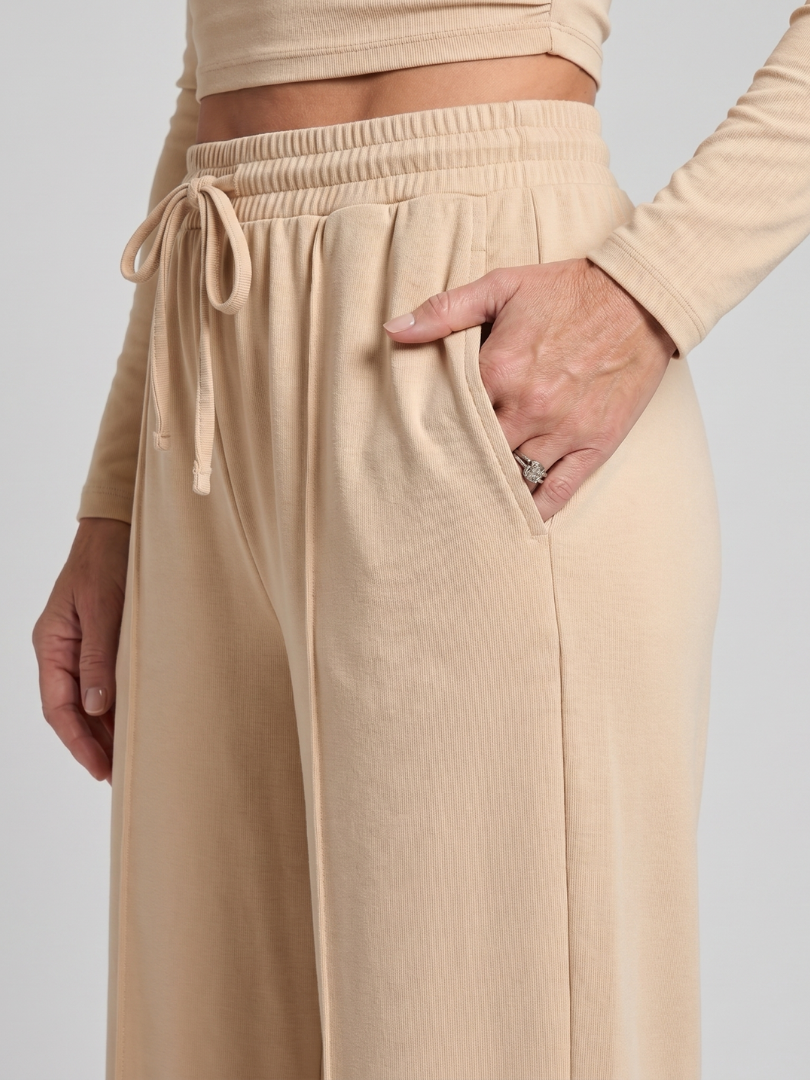 Avam | Hosen-Set mit Crop-Top, langen Ärmeln und Rundhalsausschnitt