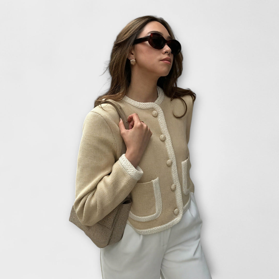 Klassische beige Jacke mit Ziertaschen