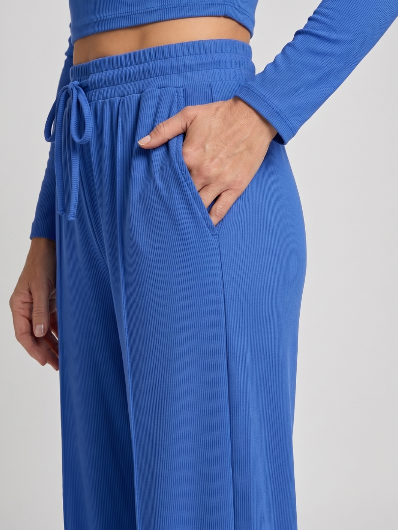 Avam | Hosen-Set mit Crop-Top, langen Ärmeln und Rundhalsausschnitt