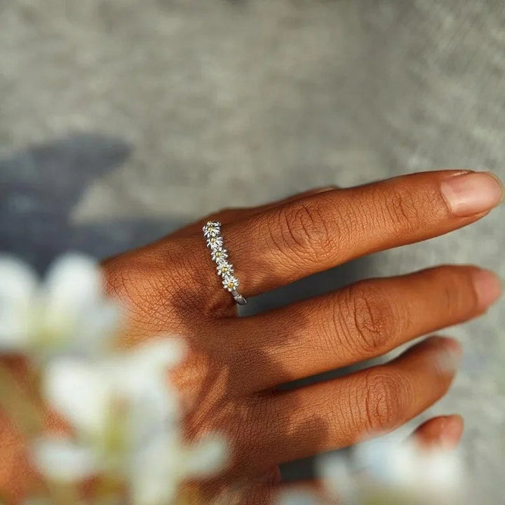 Verstellbare Ring mit handgmoltem Gänseblüemli