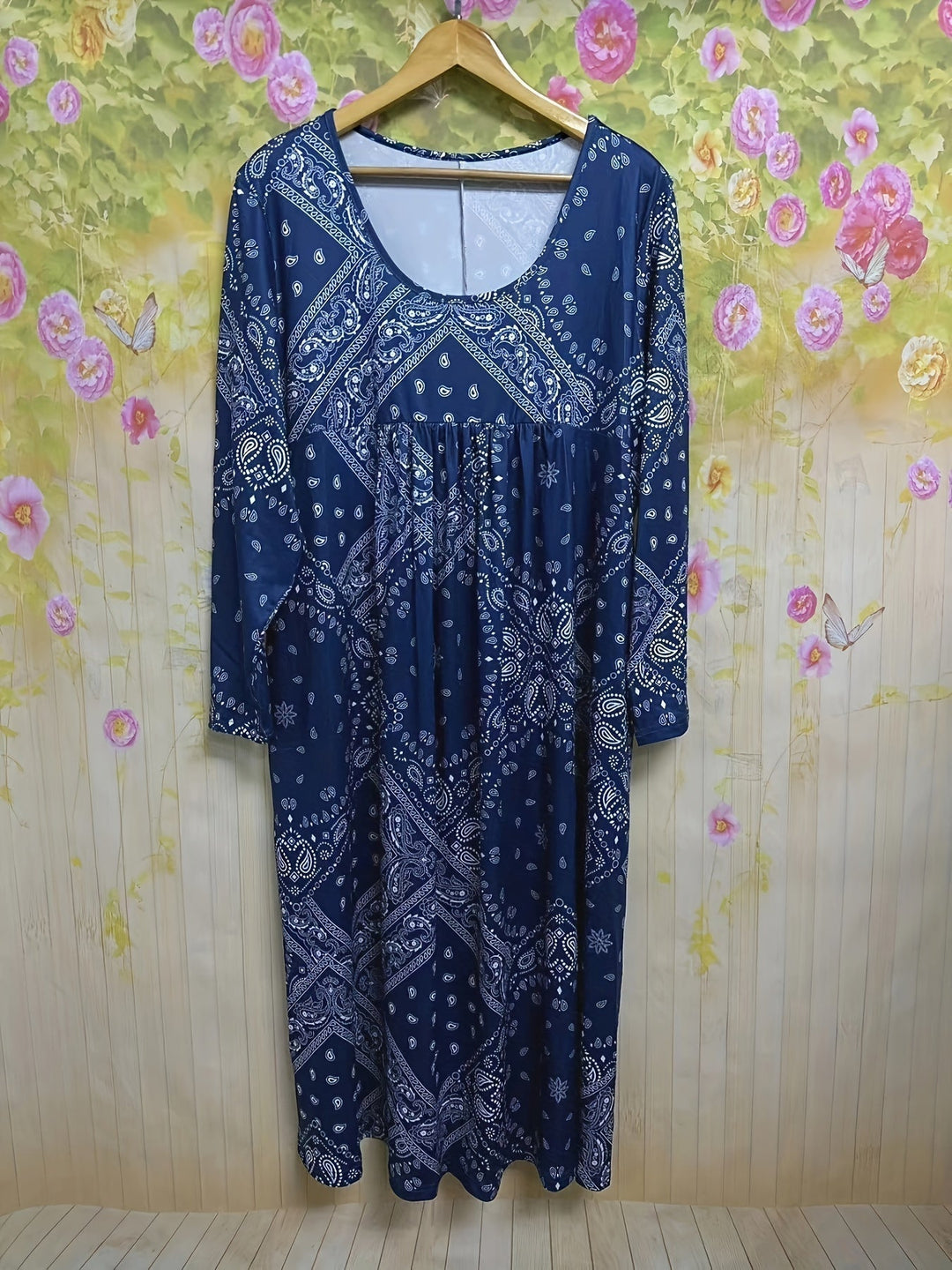 ELOWEN | MIDI-KLEID MIT LANGEN ÄRMELN LÄSSIG