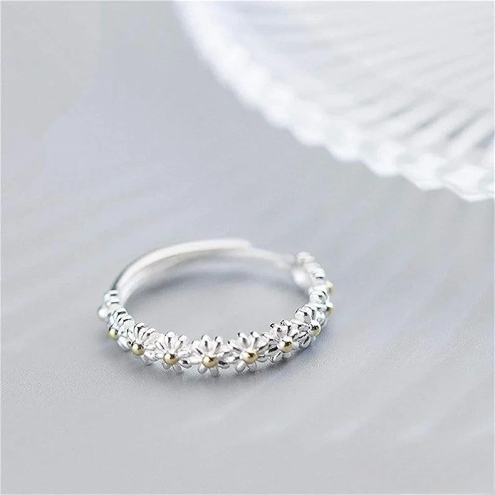 Verstellbare Ring mit handgmoltem Gänseblüemli
