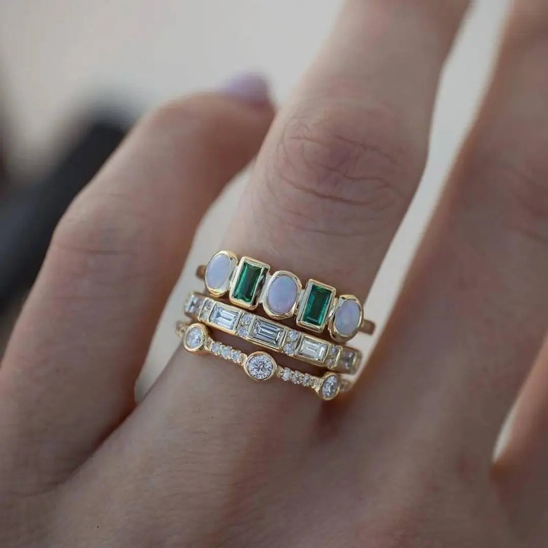 Vintage-Ringe mit wiissem und grüenem Opal