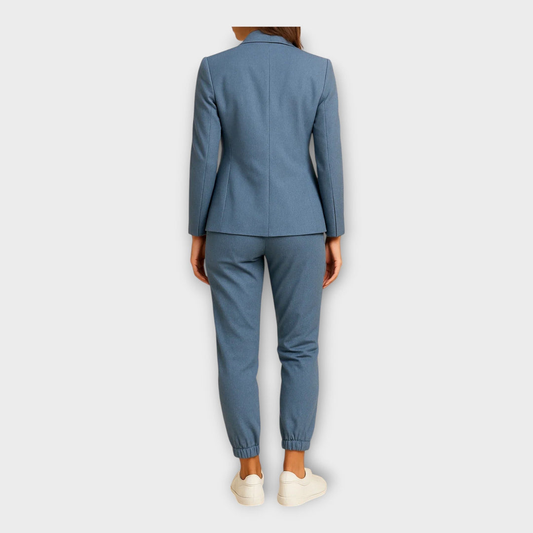Nikol – Dame-Aazug mit Blazer und Jogginghose