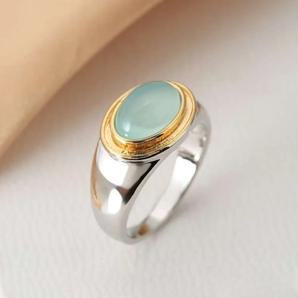 Retro-Ring mit grüenem Mondstei
