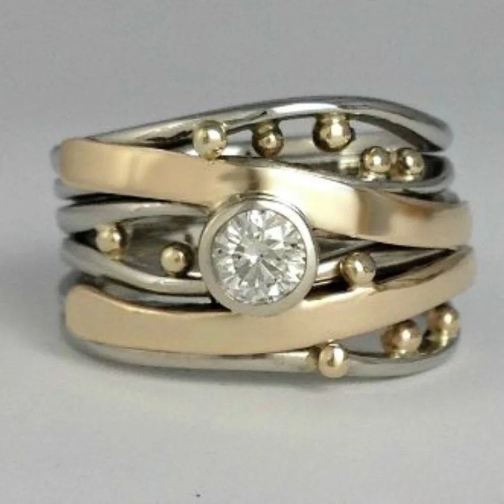 Klassische Ring mit eme strahlende Stei