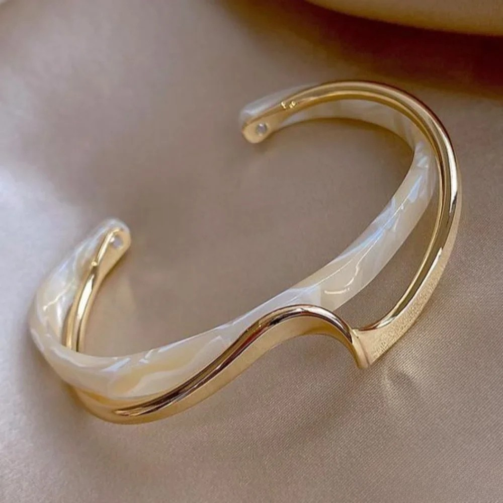 Elegants goldfarbigs Armband mit wiissem Opal