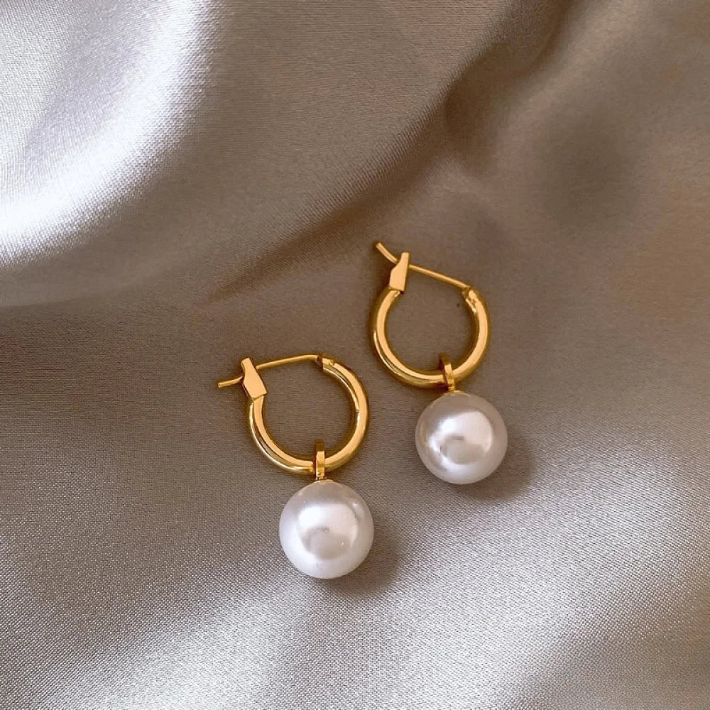 Eleganti Ohrring mit goldige Perle