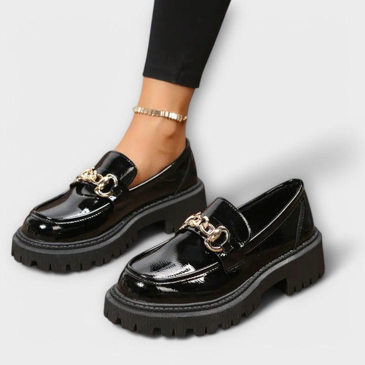 Hildrun – Schwarzi Plateau-Loafer mit Schnalle