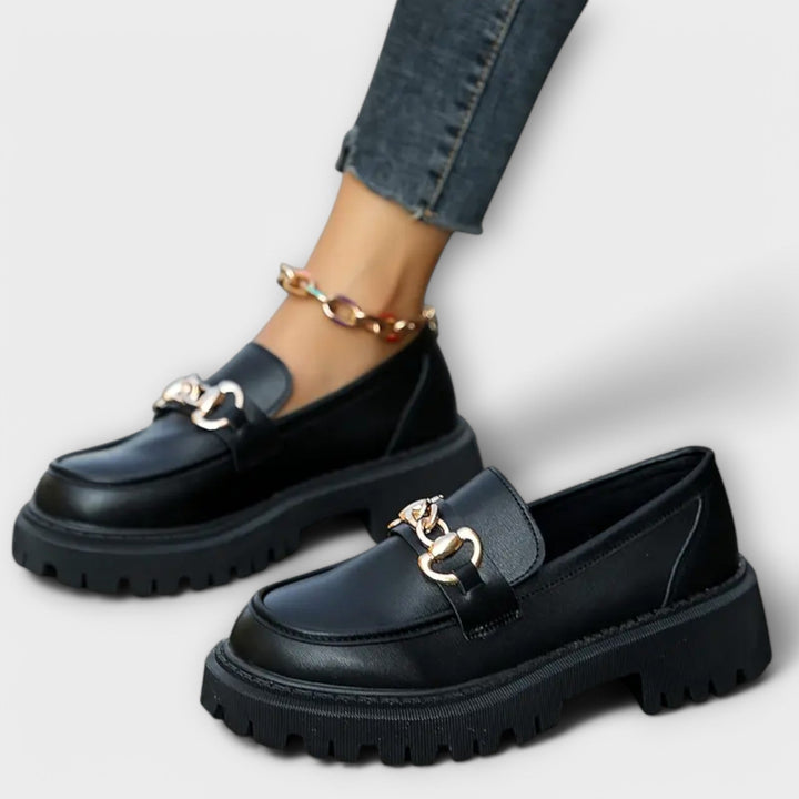 Hildrun – Schwarzi Plateau-Loafer mit Schnalle