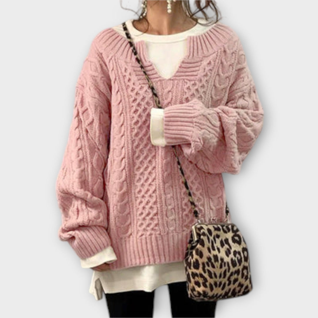 Eng anliegender Pullover mit Zopfmuster