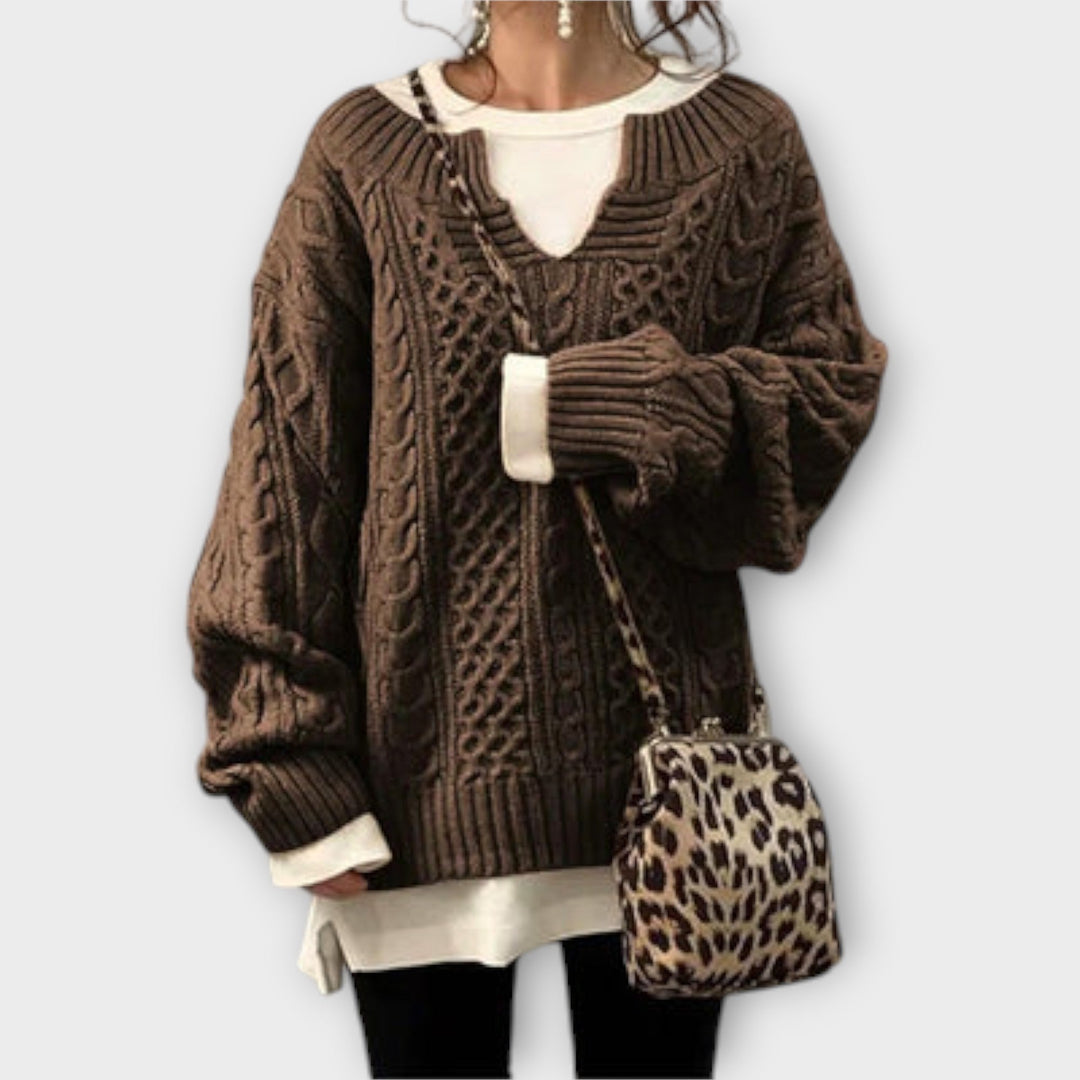 Eng anliegender Pullover mit Zopfmuster