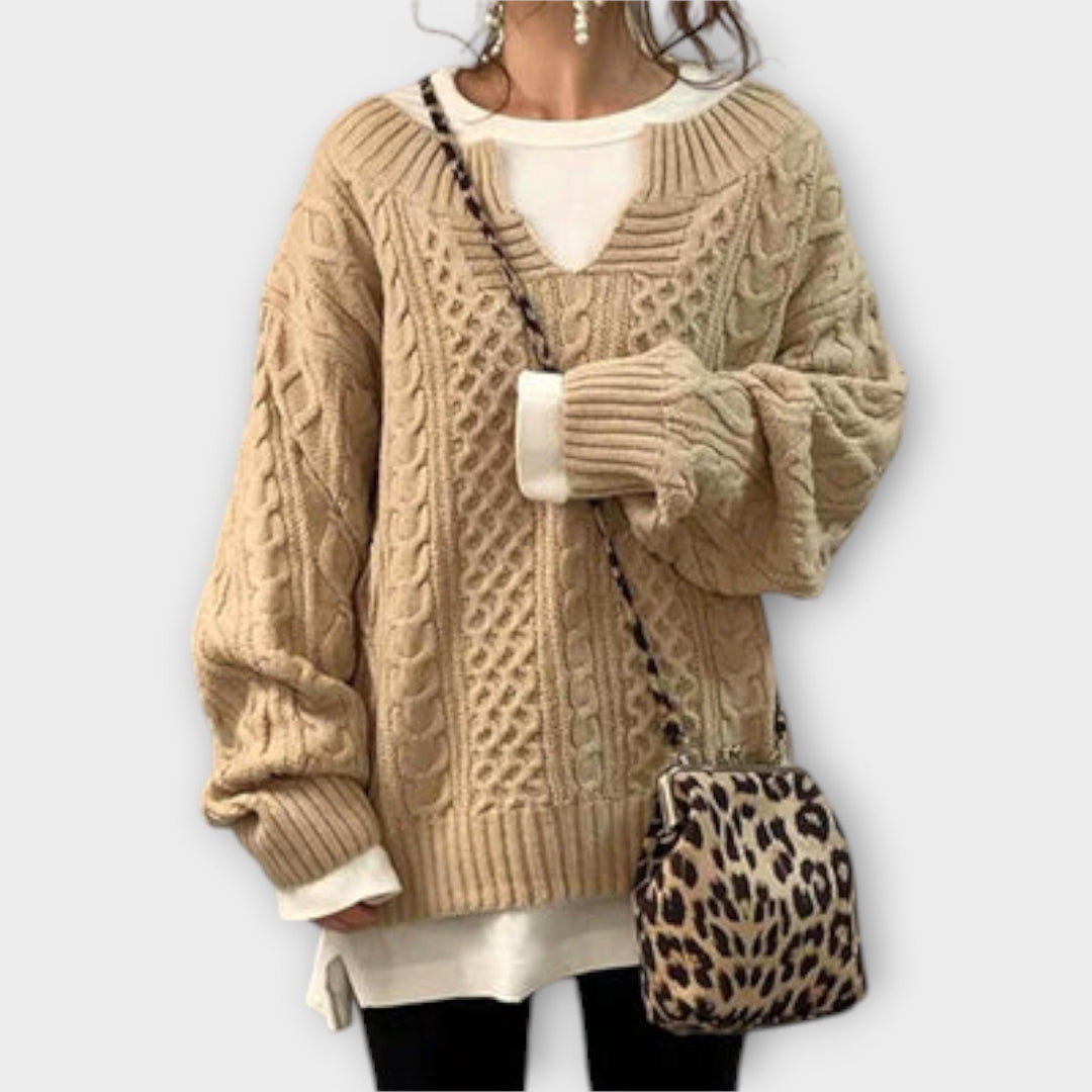 Eng anliegender Pullover mit Zopfmuster