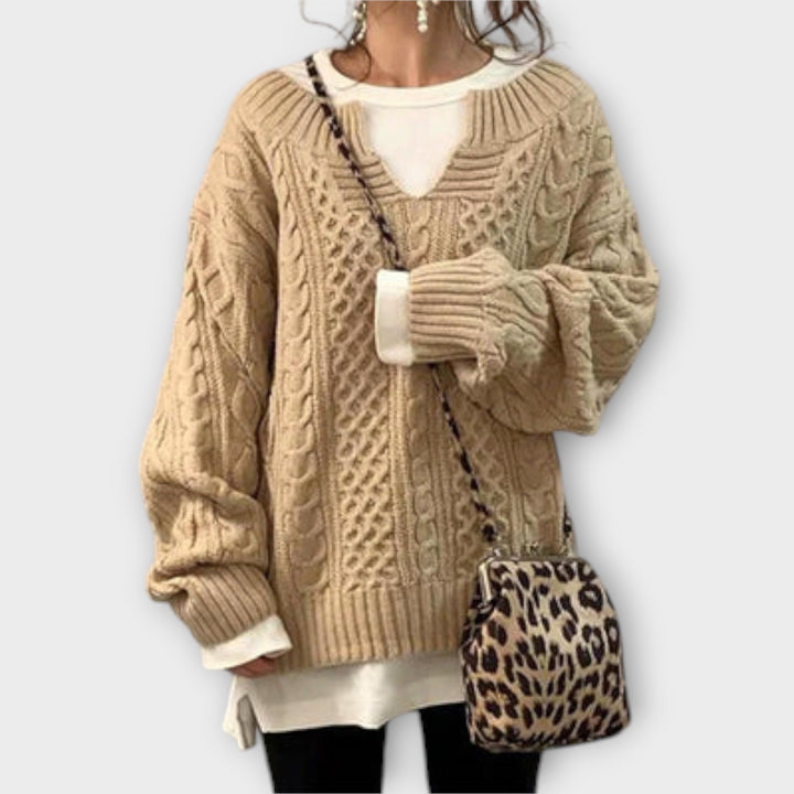 Eng anliegender Pullover mit Zopfmuster
