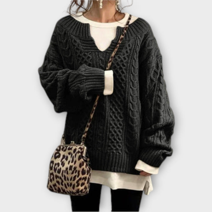 Eng anliegender Pullover mit Zopfmuster