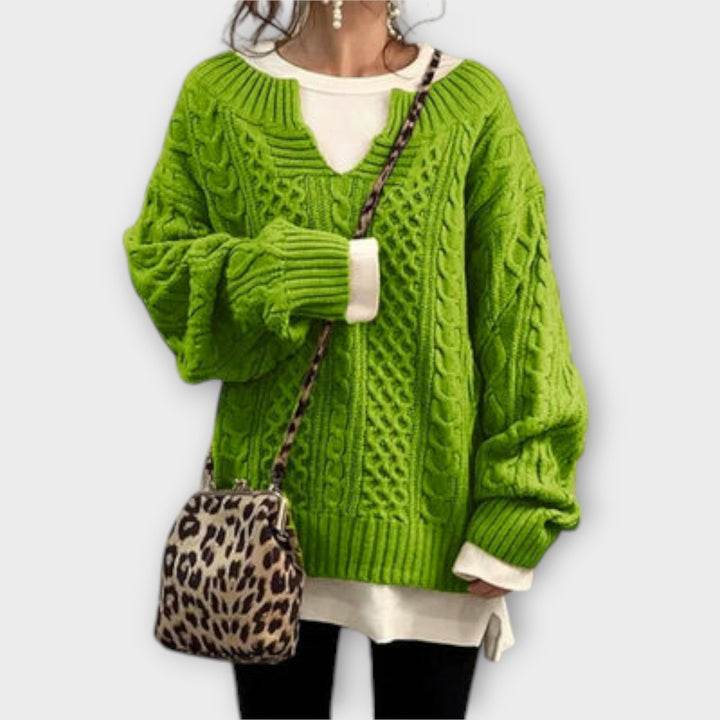 Eng anliegender Pullover mit Zopfmuster