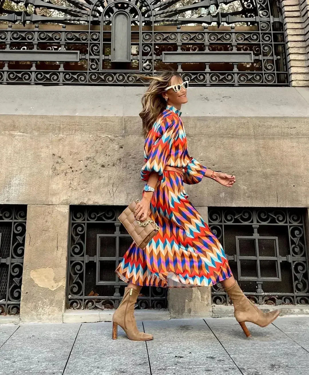 Cassandra - Vibrantes geometrisches Kleid