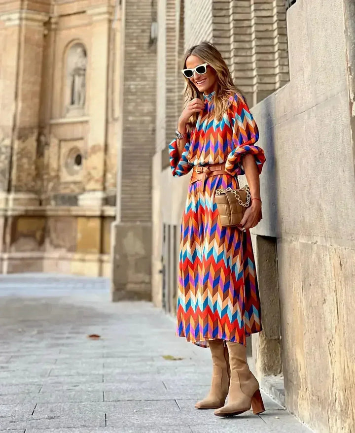Cassandra - Vibrantes geometrisches Kleid