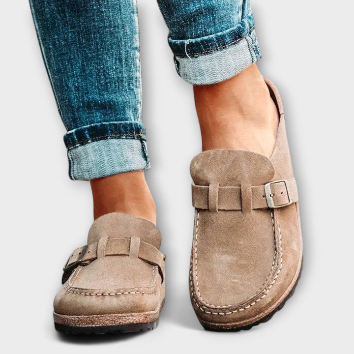 Mechthild – Lila Wildleder-Clogs mit Schnälle