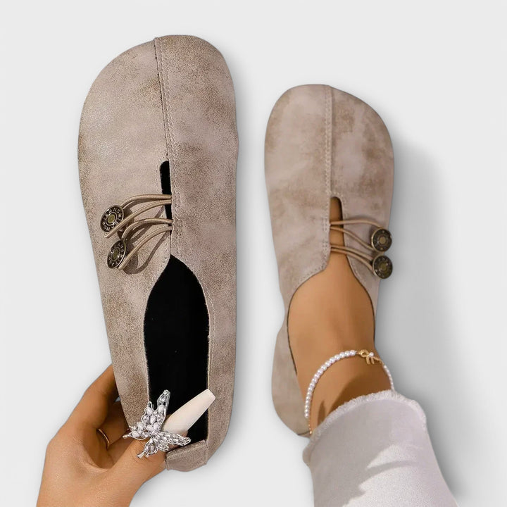 Notburga - Schwarzi Slipper mit Schnüerig