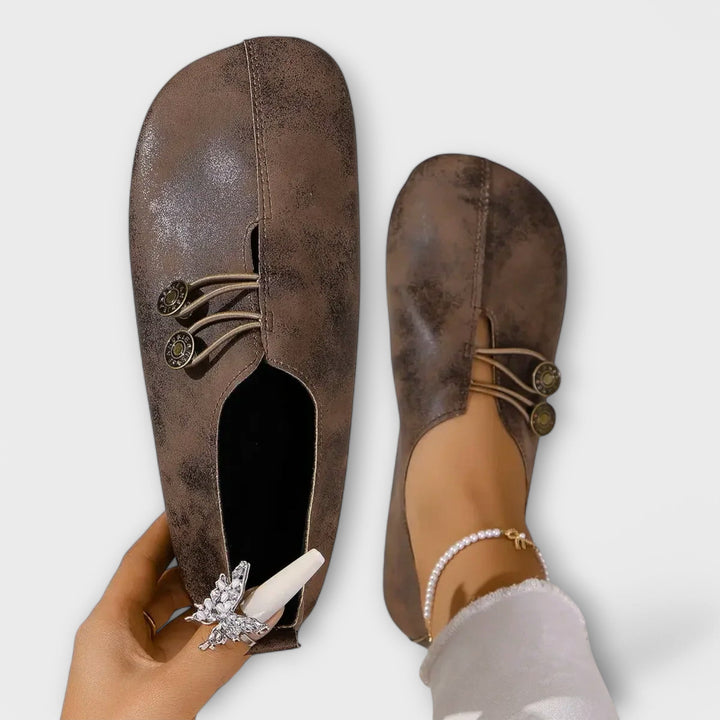 Notburga - Schwarzi Slipper mit Schnüerig