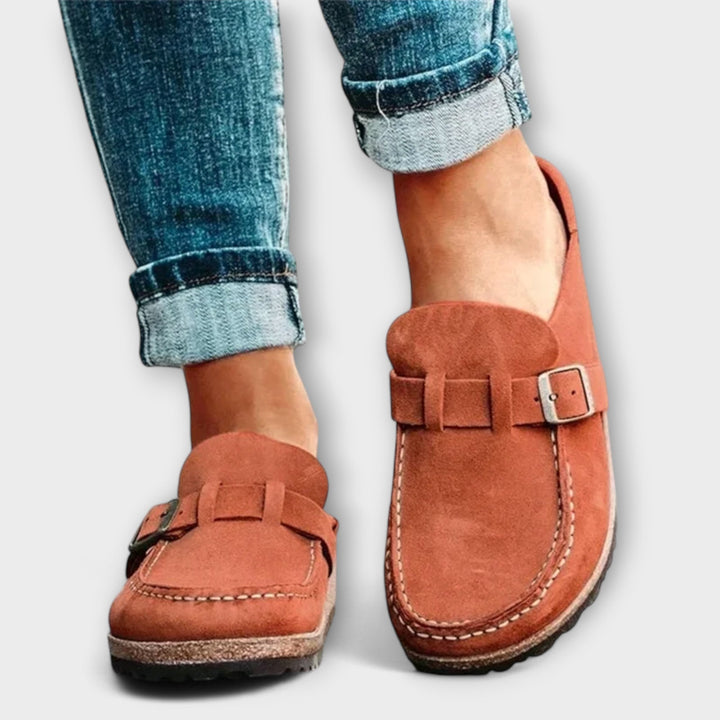 Mechthild – Lila Wildleder-Clogs mit Schnälle