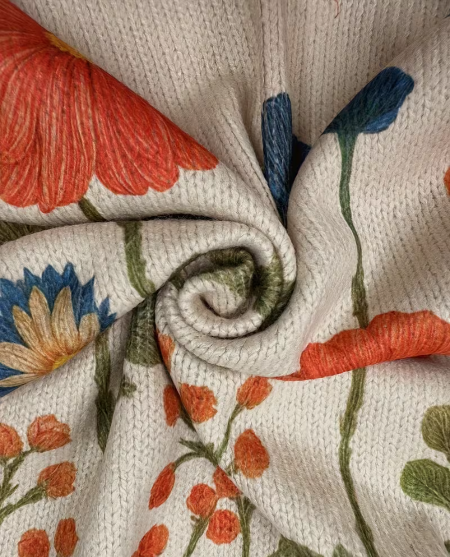 Wrenna – Strickjacke mit Reissverschluss uf ere Wildblüemewiese
