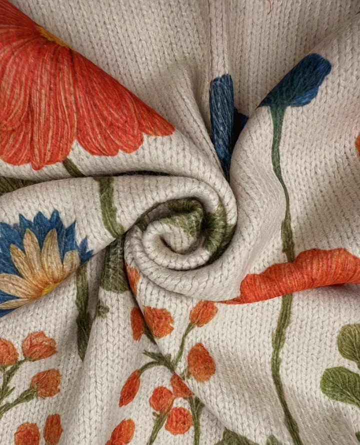 Wrenna – Strickjacke mit Reissverschluss uf ere Wildblüemewiese