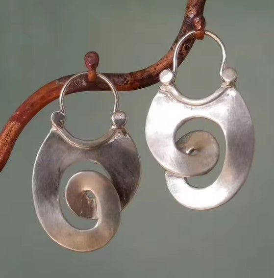 Vintage-Silberohrring mit Spirale
