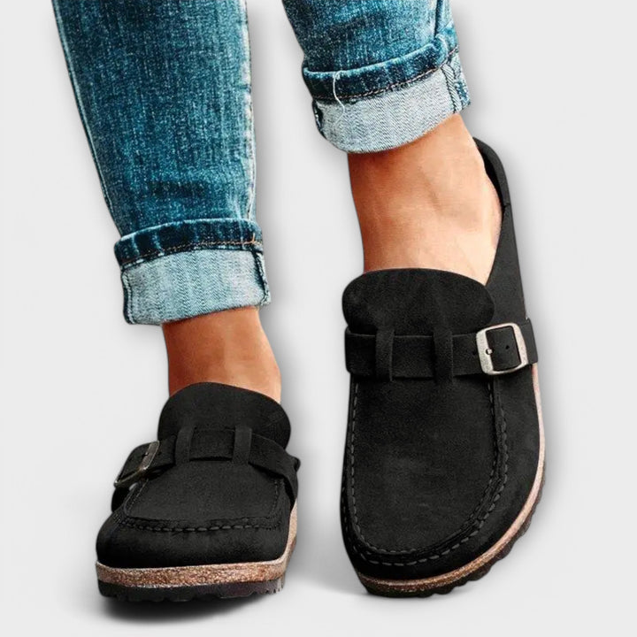 Mechthild – Lila Wildleder-Clogs mit Schnälle