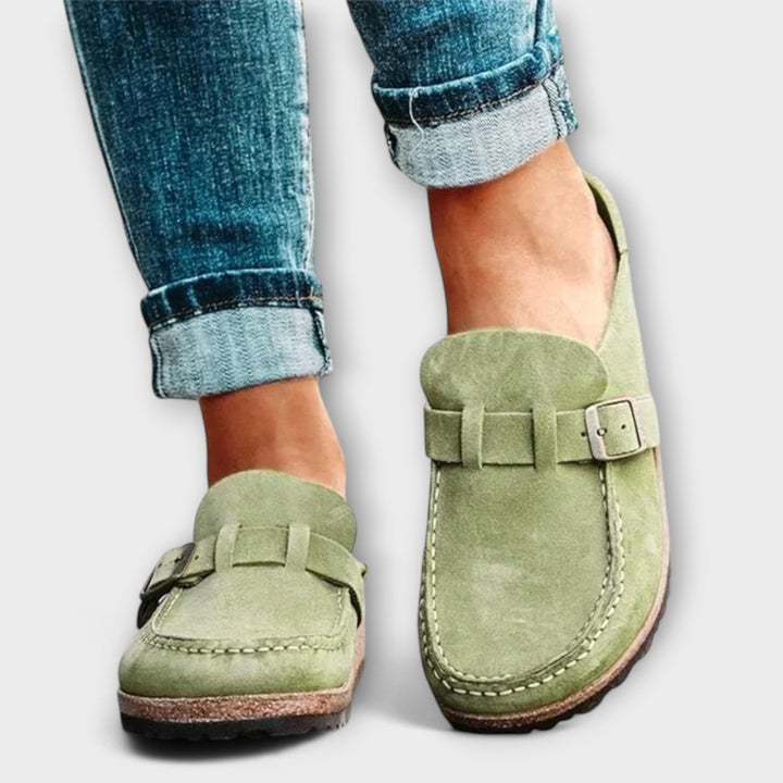 Mechthild – Lila Wildleder-Clogs mit Schnälle