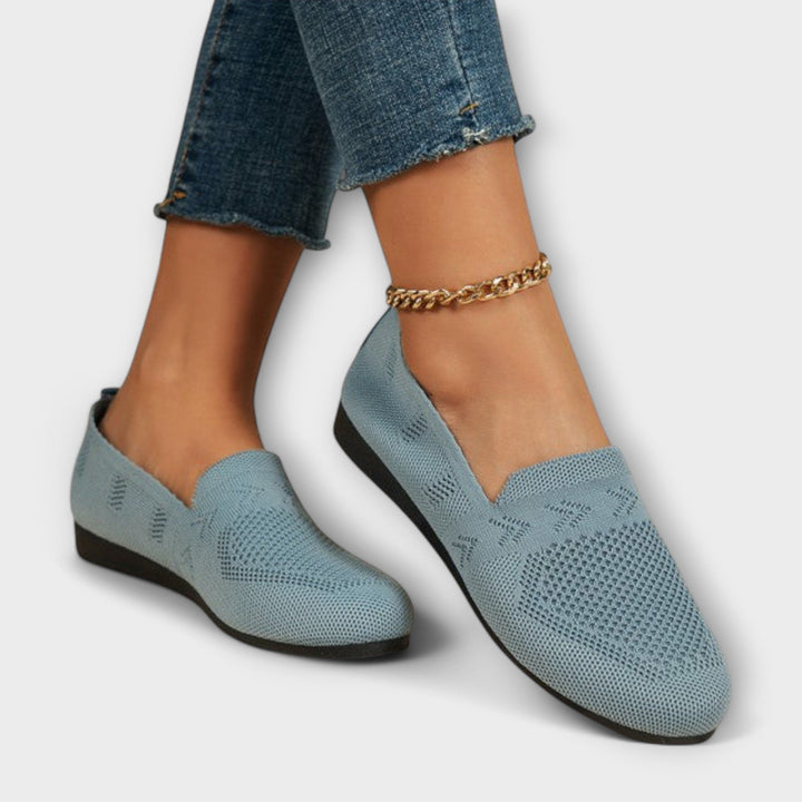 Adelheid – Hellblaui Strick-Loafer