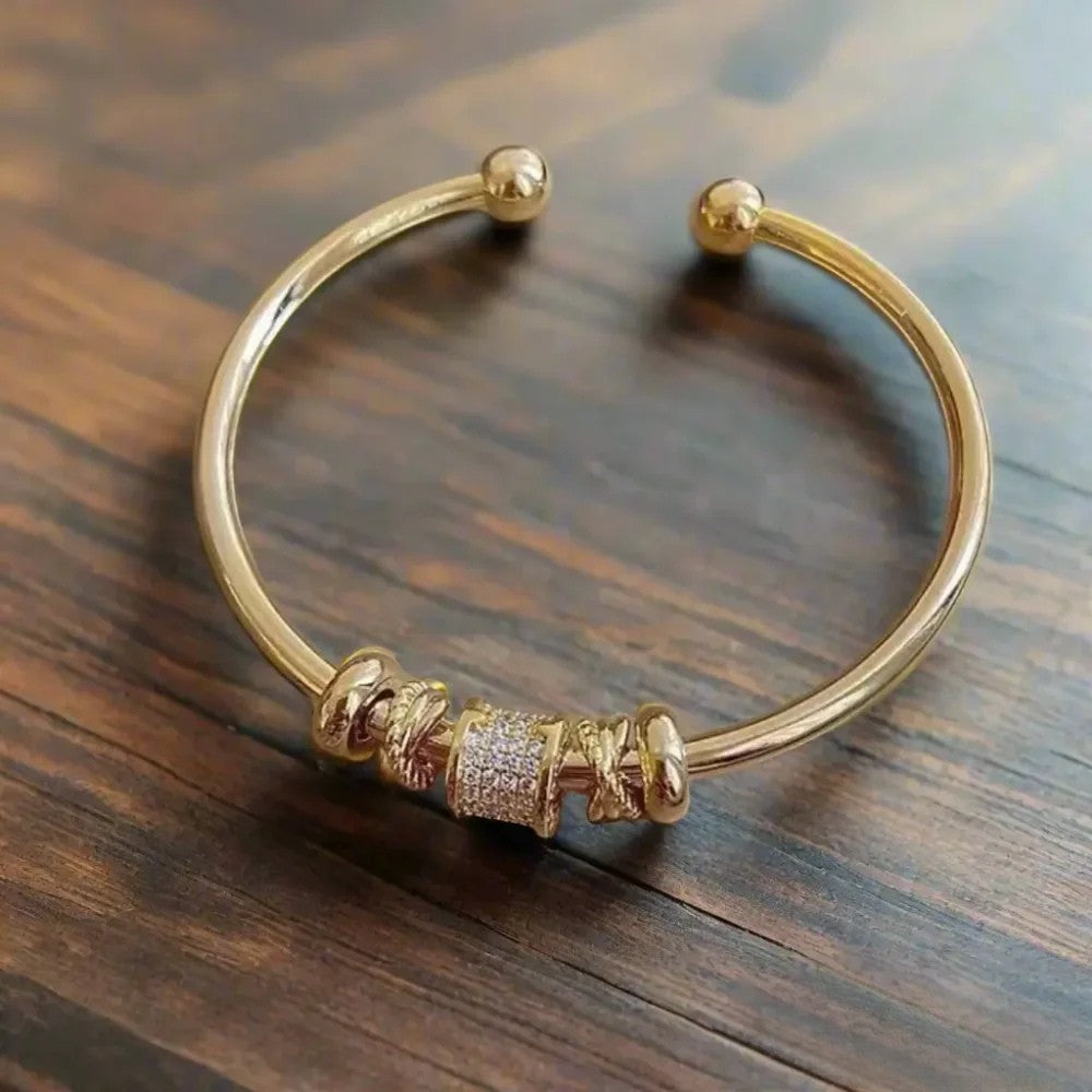 Verstellbars Armband mit goldige Anhänger