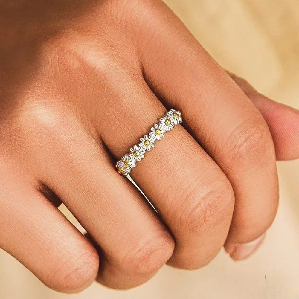 Verstellbare Ring mit handgmoltem Gänseblüemli