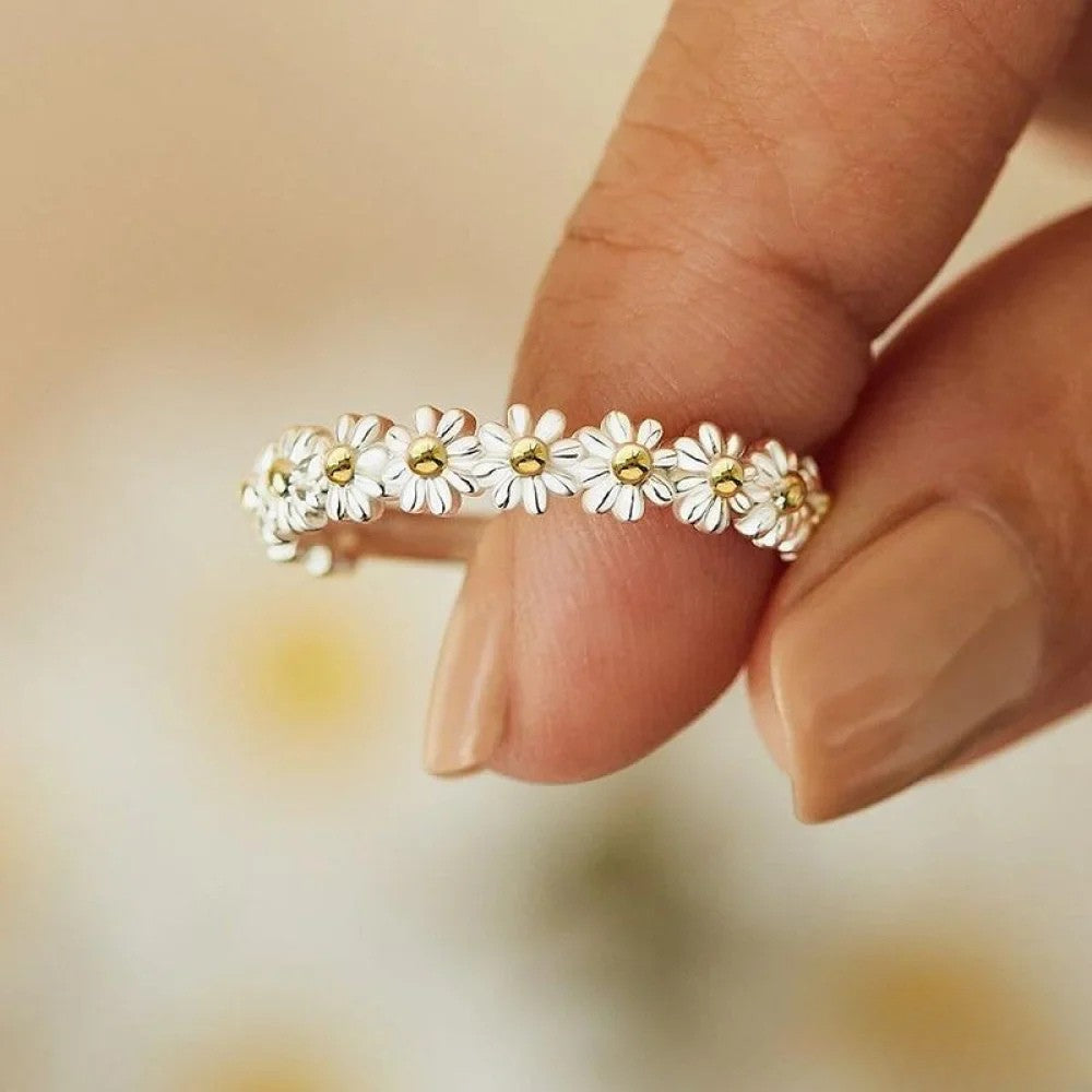 Verstellbare Ring mit handgmoltem Gänseblüemli