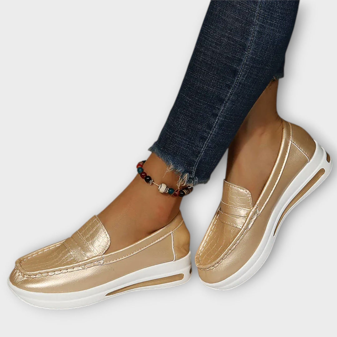Annegret – Goldigi Lack-Loafer