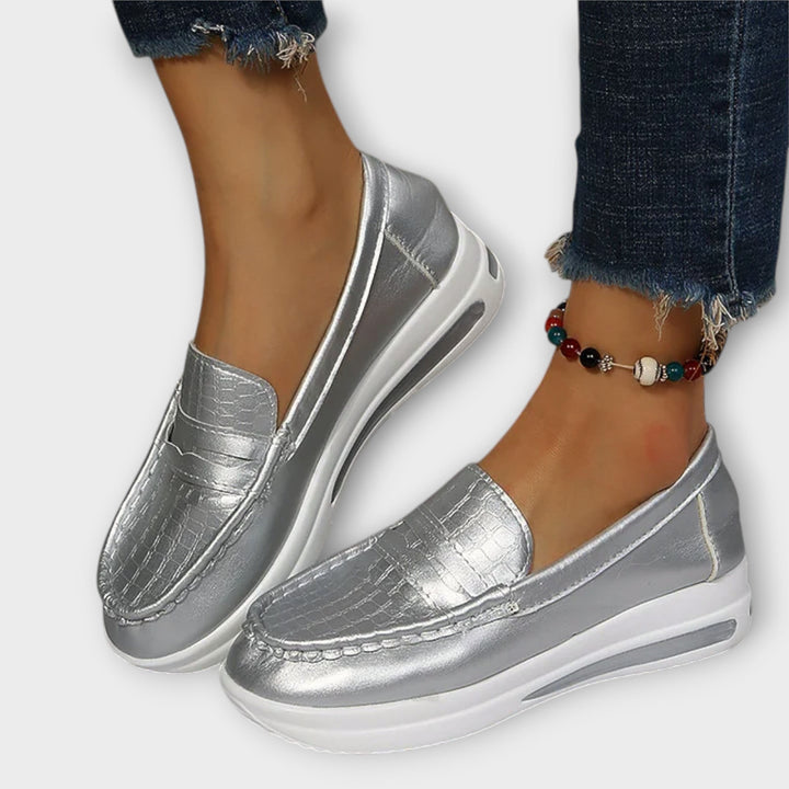 Annegret – Goldigi Lack-Loafer