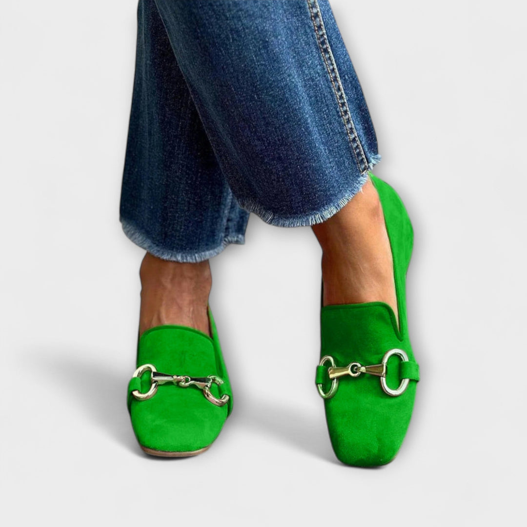 Theodora – Grüeni Slipper mit ere Spange