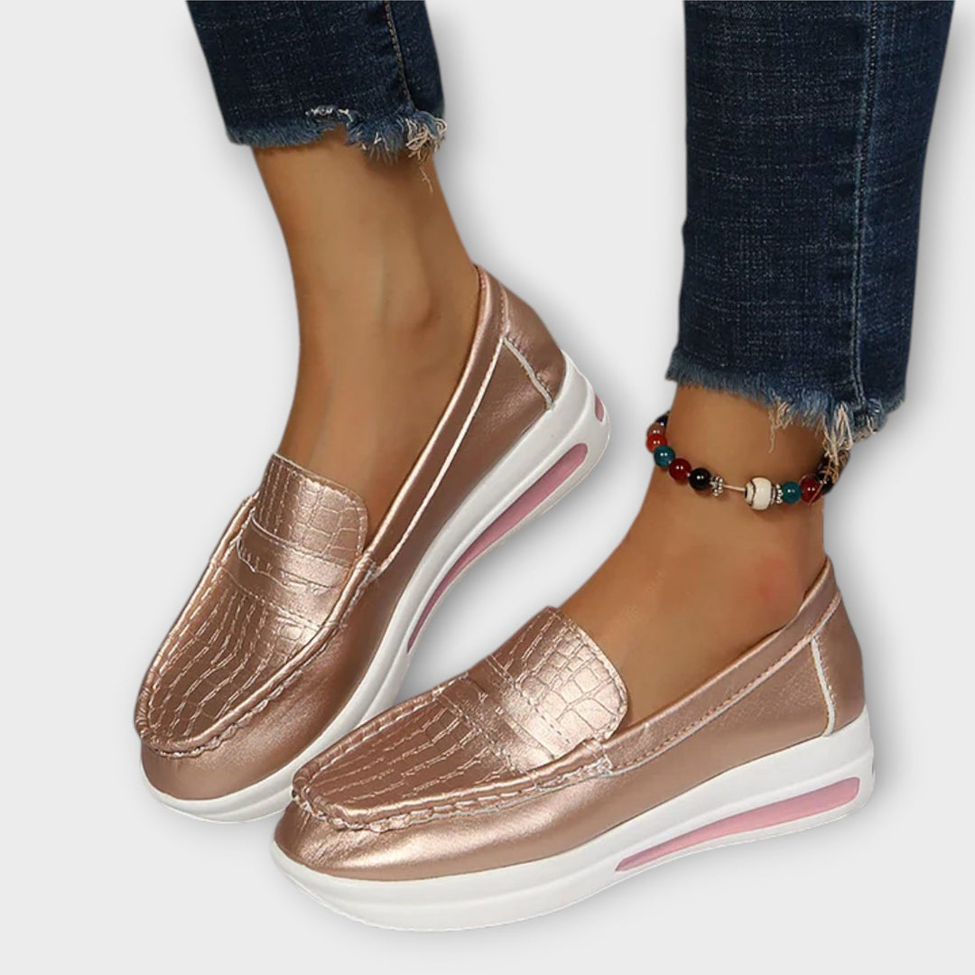Annegret – Goldigi Lack-Loafer