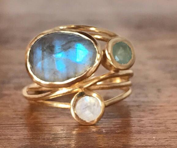 Vintage-Ring mit igfasstem blaue Mondstei