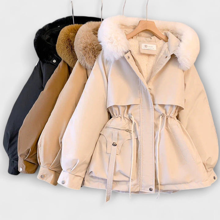 Bela - Beige elegante Winterjacke mit Pelzkragen