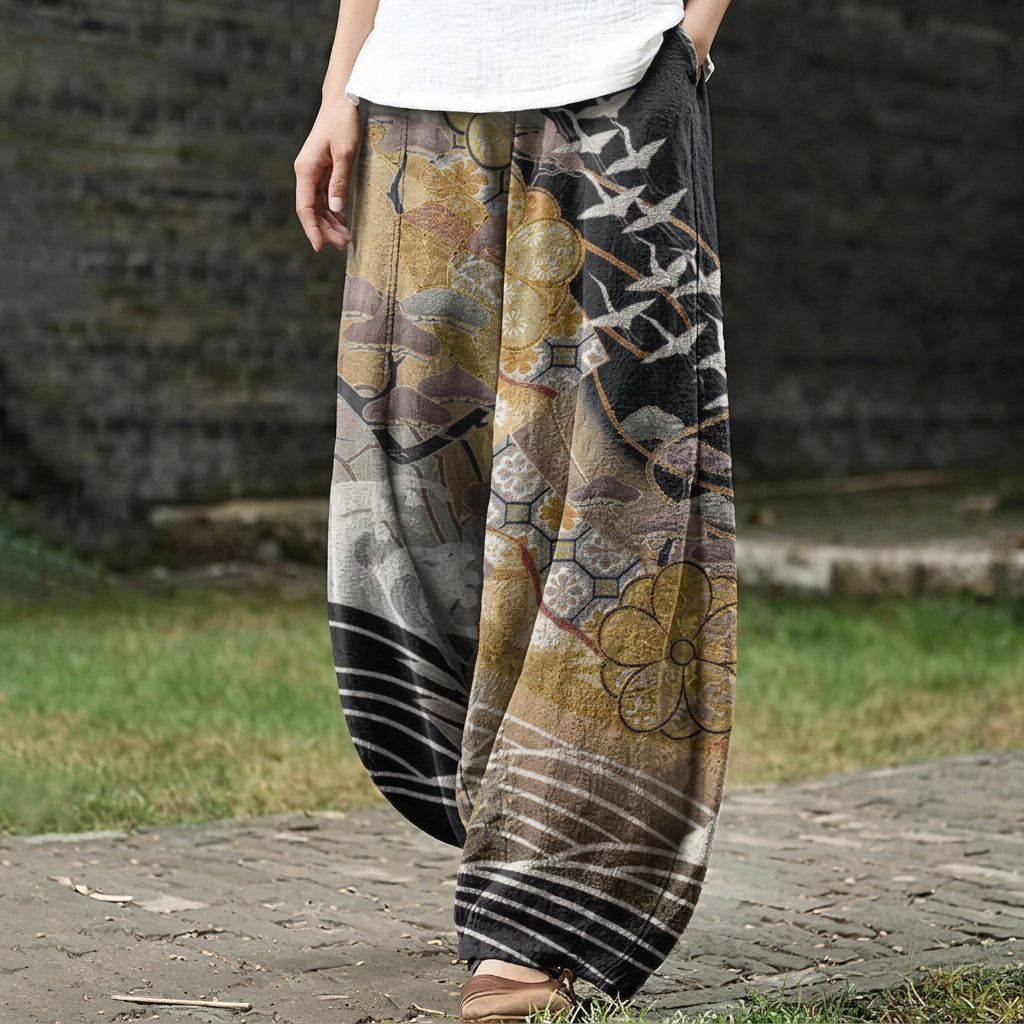 Coralie – Wiiti goldigi Hose mit Chranich- und Wolkemuster