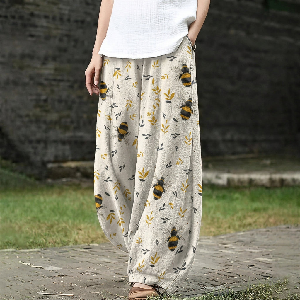 Marguerite – Wiiti, cremefarbigi Hose mit Bluememuster