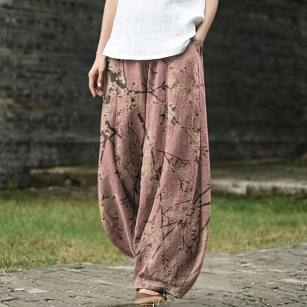 Fabienne – Wiiti Hose mit rosarotem Blätter-Muster