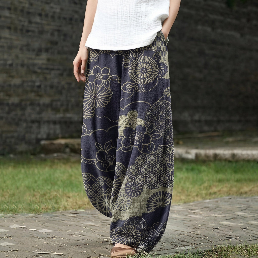 Lucienne – Wiiti marineblaui Hose mit Chrysantheme-Muuschter