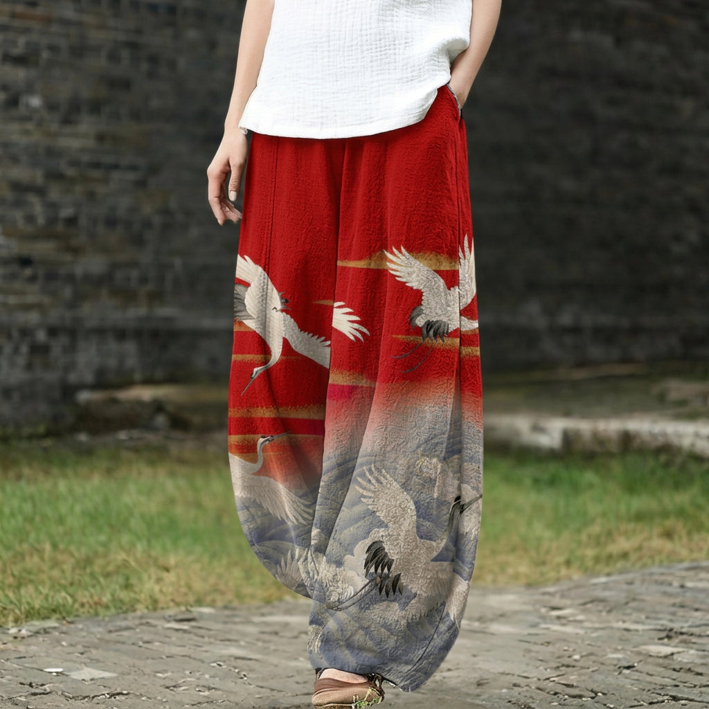 Édith – Wiit gschnitte Hose mit em rote Vogelmotiv